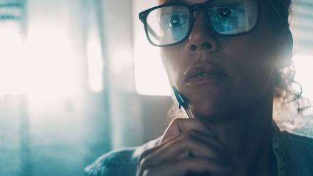 Brillen mit Blaulichtfilter sollen die Augen von Computernutzern schützen und den Schlaf verbessern. Eine Überblicksstudie zweifelt daran. 