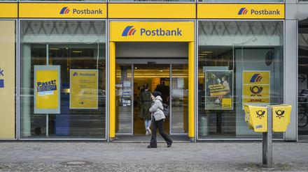 Postbank Filiale in Charlottenburg: Seit Jahren sinkt die Zahl der Filialen in Deutschland.