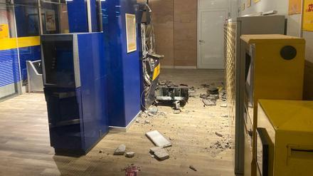 Der Geldautomat bei der Filiale der Postbank im „Forum Köpenick“ wurde am frühen Morgen des 14. Januar 2022 gesprengt. Die Täter entkamen mit Beute.
