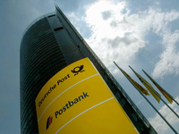 Postbank-Beschäftigte streiken vor Deutscher Bank