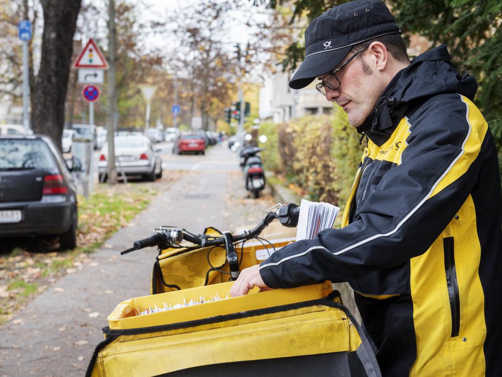 Bei Wind und Wetter ausgeliefert Unterwegs mit einem Postboten in Berlin