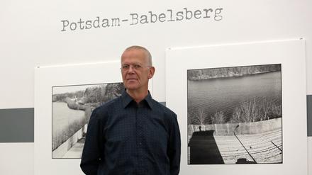 Der Bühnenbildner Matthias Kupfernagel in der Ausstellung seiner Fotografien im Potsdam Museum.