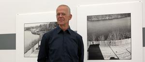 Der Bühnenbildner Matthias Kupfernagel in der Ausstellung seiner Fotografien im Potsdam Museum.