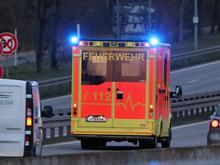 Unfall auf A24 bei Neuruppin: Lkw-Fahrer verschluckt Bonbon und landet mit Lastwagen in Graben