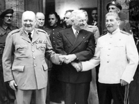  Der britische Premierminister Winston Churchill, der amerikanische Präsident Harry S. Truman und der sowjetische Diktator Josef Stalin reichen sich während der Postdamer Konferenz vor Schloß Cecilienhof die Hände.