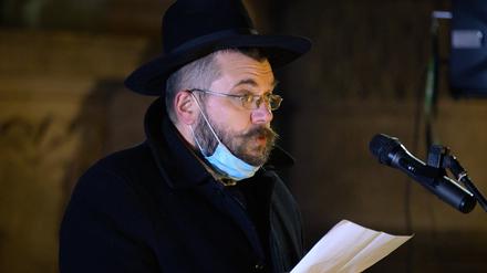 Nach der antisemitischen Beleidigung des Potsdamer Rabbiners Ariel Kirzon in Berlin sucht die Polizei nach dem Täter. 