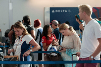 Gestrandete Delta-Passagiere auf dem LaGuardia Airport in New York.