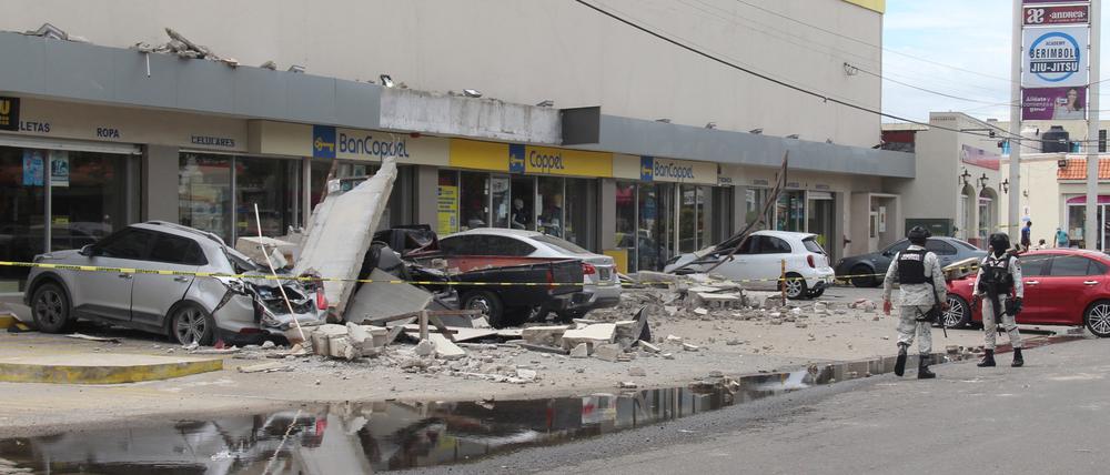 Autos, die beim Erdbeben in Manzanillo, Mexiko zerstört wurden