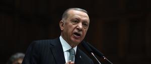 Recep Tayyip Erdoğan will die Parlaments- und Präsidentenwahlen trotz der Erdbebenkatastrophe abhalten lassen.
