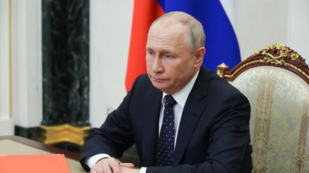 Russlands Präsident Wladimir Putin, hier am 25. August 2023 bei einem Treffen mit dem russischen Sicherheitsrat. Die Miliz Rusitsch droht der russischen Regierung mit Befehlsverweigerung im Krieg gegen die Ukraine, wenn die Freilassung ihres Anführers nicht durchgesetzt wird.