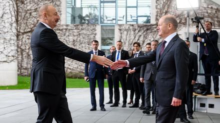 Bundeskanzler Olaf Scholz empfängt Ilham Alijew, Präsident von Aserbaidschan, zu einem Gespräch vor dem Bundeskanzleramt. 