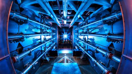 An der National Ignition Facility (NIF) am Lawrence Livermore National Laboratory in Kalifornien soll es gelungen sein, mittels Kernfusion mehr Energie zu erzeugen als zuvor per Laser „hineingesteckt“ worden ist.