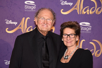 Joop van den Ende und seine Frau Janine kommen am 6.12.2015 in Hamburg bei der Premiere des Disney-Musicals "Aladdin"