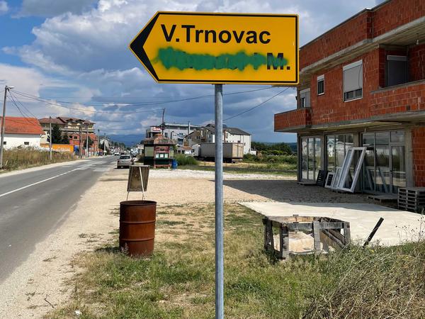 In einem Vorort der Stadt Bujanovac wurde der albanische Name weggestrichen – vermutlich von serbischen Nationalisten.