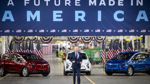 U.S. President Joe Biden beim Besuch der General Motors Fabrik in Detroit 2021.