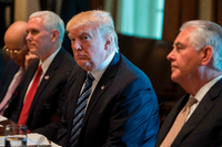Alles kompliziert. US-Präsident Trump mit Außenminister Rex Tillerson (r.), Vizepräsident Mike Pence und Handelsminister Wilbur Ross (l.).