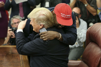 Skurriler Auftritt im Weißen Haus: Rapper Kanye West liebt Donald Trump