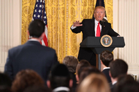 Donald Trump beantwortet die Frage eines Journalisten bei einer Pressekonferenz im Weißen Haus.