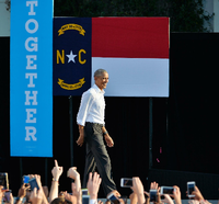 Barack Obama wirbt für Hillary Clinton an der Universität von Chapel Hill, North Carolina.