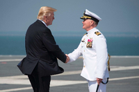 Donald Trump wird am Samstag vom Kapitän der USS Gerald R. Ford, Rick McCormack, begrüßt.