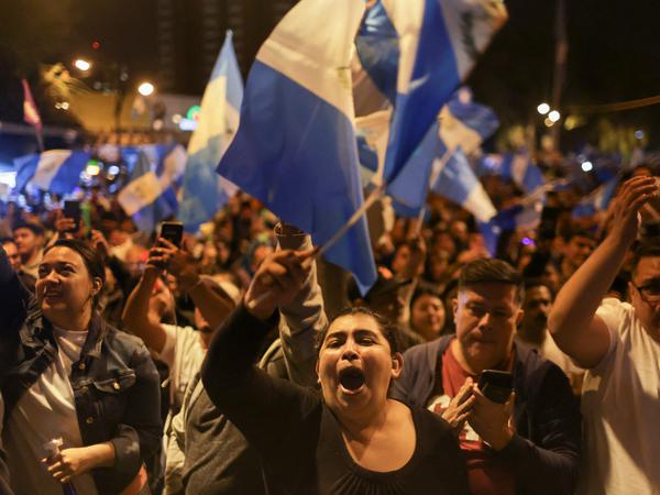 Anhänger des Präsidentschaftskandidaten Bernardo Arevalo feiern nach seinem Sieg in der Stichwahl in Guatemala-Stadt.
