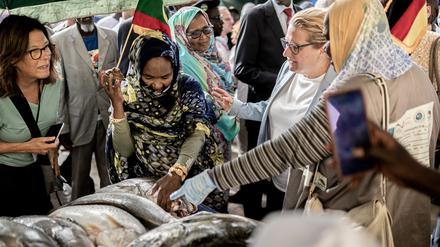 Entwicklungsministerin Svenja Schulze in einem mauretanischen Fischerdorf. Wo soll Deutschland weiter helfen und wo nicht?