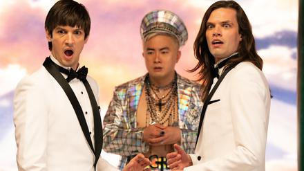 Musicalhochzeit. Craig (Josh Sharp, l.), Gott (Bowen Yang) und Trevor (Aaron Jackson) in „Dicks“.