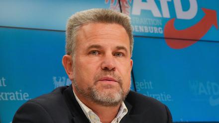 Philip Zeschmann, ehemals Fraktionsmitglied von BVB/Freie Wähler, spricht während einer Pressekonferenz der AfD im Brandenburger Landtag. 