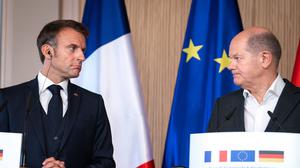 Kritische Blicke auf einer Pressekonferenz: Macron (li) und Scholz 