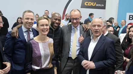CDU-Vorsitzender Friedrich Merz (zweiter von rechts) steht Arm in Arm mit Joe Chialo in der Parteizentrale der CDU. Die Verbindung zu Kai Wegner ist weniger eng.