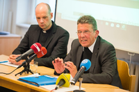 Pater Manfred Kollig (r), Generalvikar im Erzbistum Berlin und Regens Matthias Goy (l), Priester im Erzbistum Berlin.