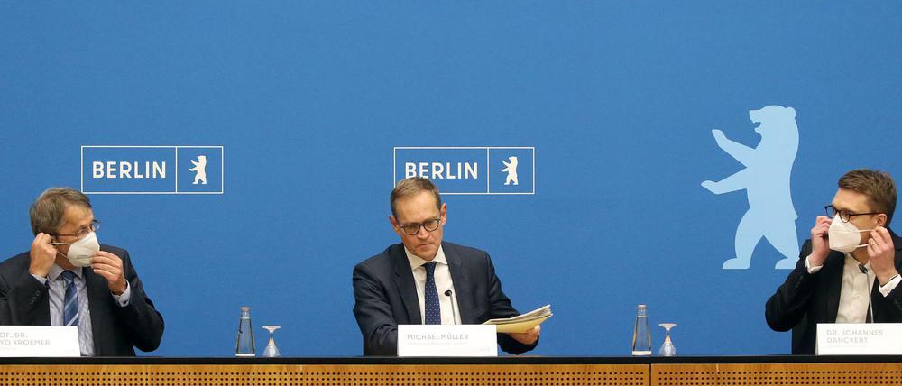 Charité-Chef Heyo Kroemer, Senatschef Michael Müller (SPD) und Vivantes-Geschäftsführer Johannes Danckert.