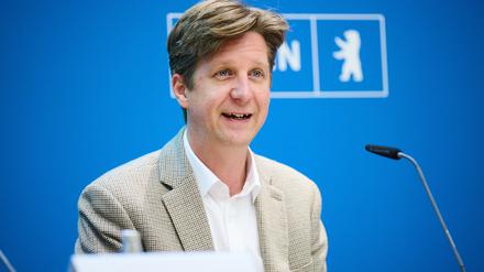Finanzsenator Daniel Wesener kündigte am Dienstag Entlastungen für Berlins Pensionäre an.