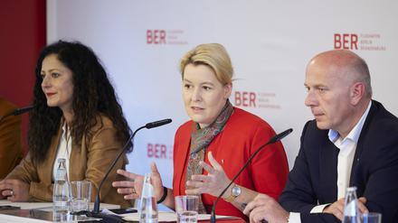 Cansel Kiziltepe (SPD, l-r), Arbeitssenatorin, Franziska Giffey (SPD), Wirtschaftssenatorin, und Kai Wegner (CDU), Regierender Bürgermeister von Berlin.
