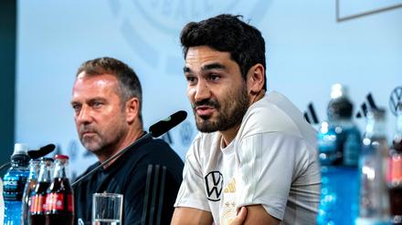 Nationalspieler Ilkay Gündogan (r) und Bundestrainer Hansi Flick sprechen bei der Pressekonferenz.
