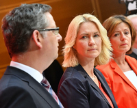 Die kommissarischen Parteichefs: Manuela Schwesig (M), Ministerpräsidentin von Mecklenburg-Vorpommern, Malu Dreyer (r), Ministerpräsidentin von Rheinland-Pfalz, und Thorsten Schäfer-Gümbel, SPD-Vorsitzender in Hessen.