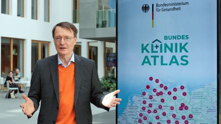 Karl Lauterbach (SPD), Bundesminister für Gesundheit, stellt vor Beginn einer Pressekonferenz den Bundes-Klinik-Atlas vor.  