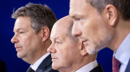 Bundeswirtschafts- und Klimaminister Robert Habeck (Grüne) gemeinsam mit Bundeskanzler Olaf Scholz (SPD) und Bundesfinanzminister Christian Lindner (FDP).