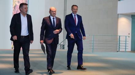 Finanzminister Christian Lindner (FDP) kündigte an, er werde dem Kabinett in der kommenden Woche in Absprache mit Kanzler Olaf Scholz (SPD) und Vizekanzler Robert Habeck (Grüne) einen Nachtragshaushalt vorlegen.