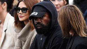 US-Rapper Kanye West sitzt bei der Präsentation der Kollektion von Givenchy für Frühjahr/Sommwer 2023 auf den Pret-a-porter-Schauen in Paris in der ersten Reihe. 