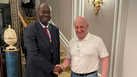 Der Leiter des russischen Hauses in der Zentralafrikanischen Republik, Dmitri Syty, veröffentlichte am Donnerstag ein Foto bei Facebook, das Prigoschin bei einem Treffen mit dem Vertreter des Landes zeigen soll. 