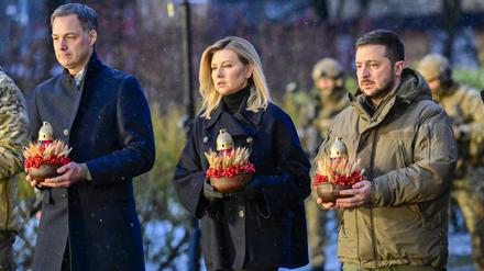Der ukrainischer Präsident Prime Wolodymyr Selenskyj (r.), seine Frau Olena Selenska und der belgische Premierminister Alexander De gedenken den Toten der Hungersnot Holodomor.
