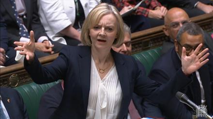 Liz Truss, Premierministerin von Großbritannien, spricht im britischen Unterhaus bei der wöchentlichen Fragestunde „Prime Minister’s Questions“