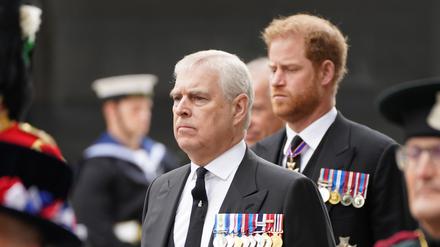 Prinz Andrew, Herzog von York (l), und der Herzog von Sussex und Prinz Harry (dahinter) beim Staatsakt vor der Beisetzung von Königin Elizabeth II.