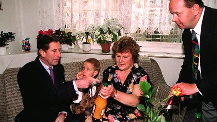 King Charles, damals noch Prinz Charles, trinkt ein Glas mit seinen Gastgebern.