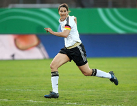 Birgit Prinz bereitete ihren Fans ein letztes Mal Freude: In ihrem Abschiedsspiel gegen den 1. FFC Frankfurt schoss die Frontfrau des deutschen Frauenfußballs zwei Tore.