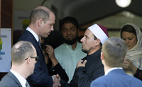 Prinz William, Herzog von Cambridge, spricht mit Imam Gamel Fouda während eines Besuchs in der Al-Noor-Moschee.