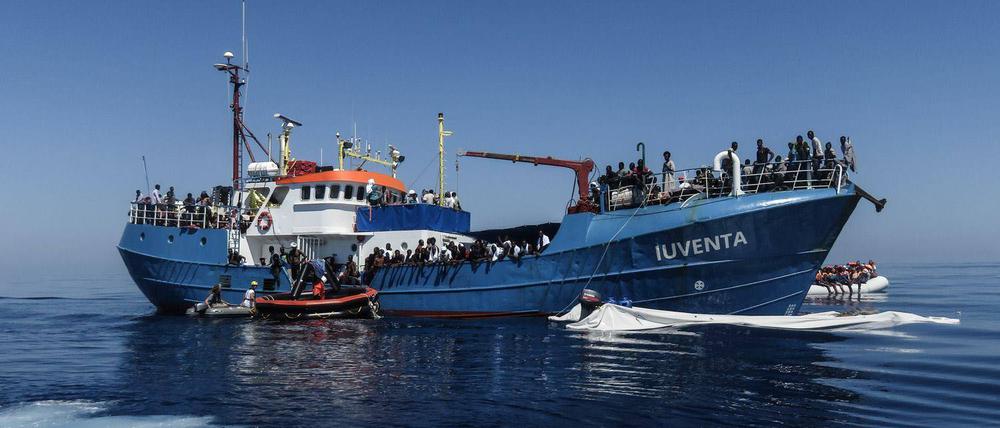 Flüchtlinge sitzen bei einem Einsatz an Bord des Schiffes «Iuventa» der Nichtregierungsorganisation Iuventa Jugend im Mittelmeer (undatierte Aufnahme).