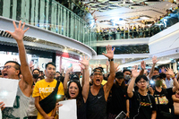 Singen statt Shoppen: Eine Menschenmenge stimmt in einem Einkaufszentrum „Glory to Hong Kong“ an.