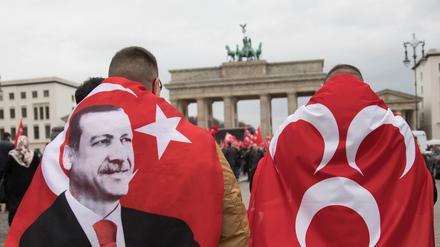 Teilnehmer einer Demonstration für den türkischen Präsidenten Erdogan am 19.11.2016 auf dem Pariser Platz in Berlin. 